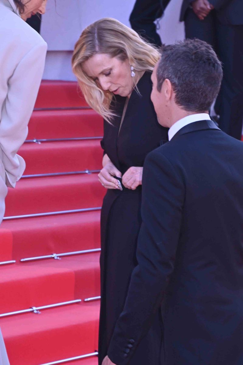 RED CARPET: Léa Drucker a besoin d'une épingle à nourrice