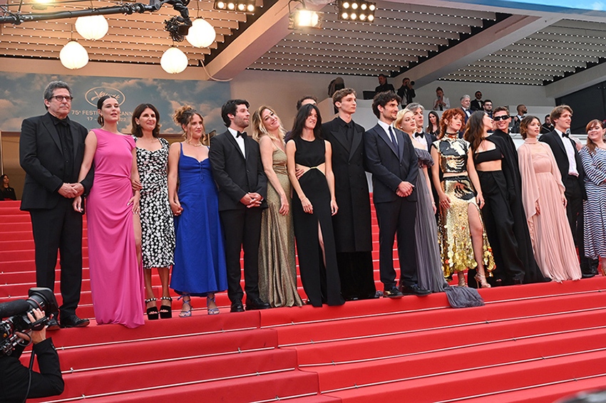 En Bonus : La complete team de l'Amandier (de Lady Chatterley ) Alexandra Henochsberg, Alexia Chardard, Sarah Henochsberg, Baptiste Carrion-Weiss, Suzanne Lindon, Valeria Bruni Tedeschi, Sofiane Bennacer, Vassili Schneider Louis Garrel