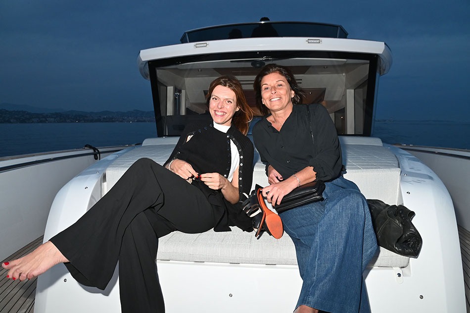la chanteuse Stephanie Sandoz( et sa copine sirènent paresseusement A l'arrière du bateau