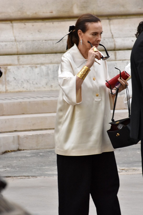 Carole Bouquet utilise ses lunettes de secours