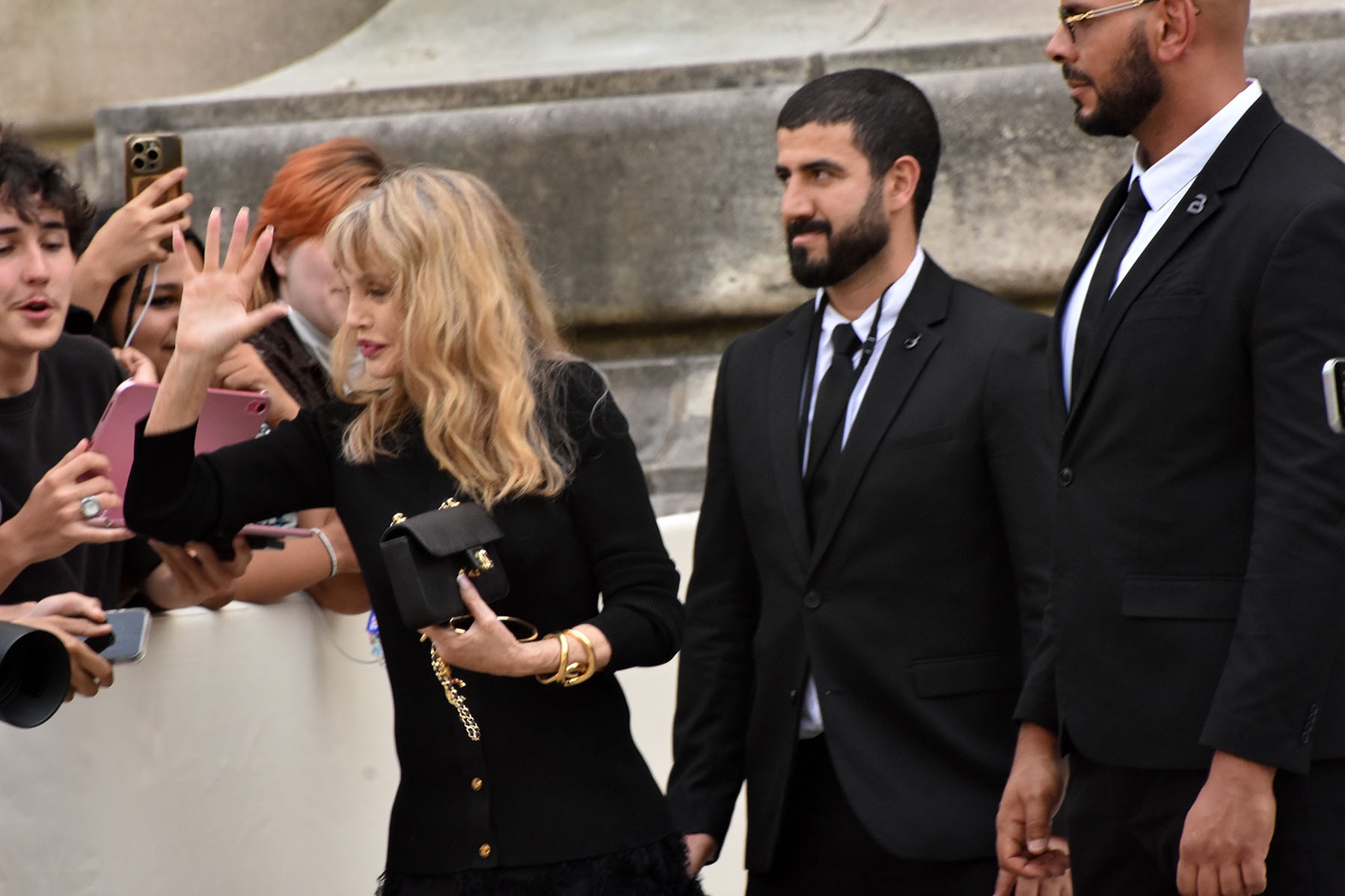 Arielle Dombasle se paie un bain de foule et de serrage de mimines