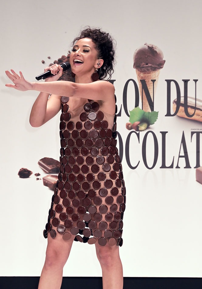 La chanteuse Marghe est si hot que sa robe fond  by designer NathanBrunstein et chocolatier Pascal Brunstein
