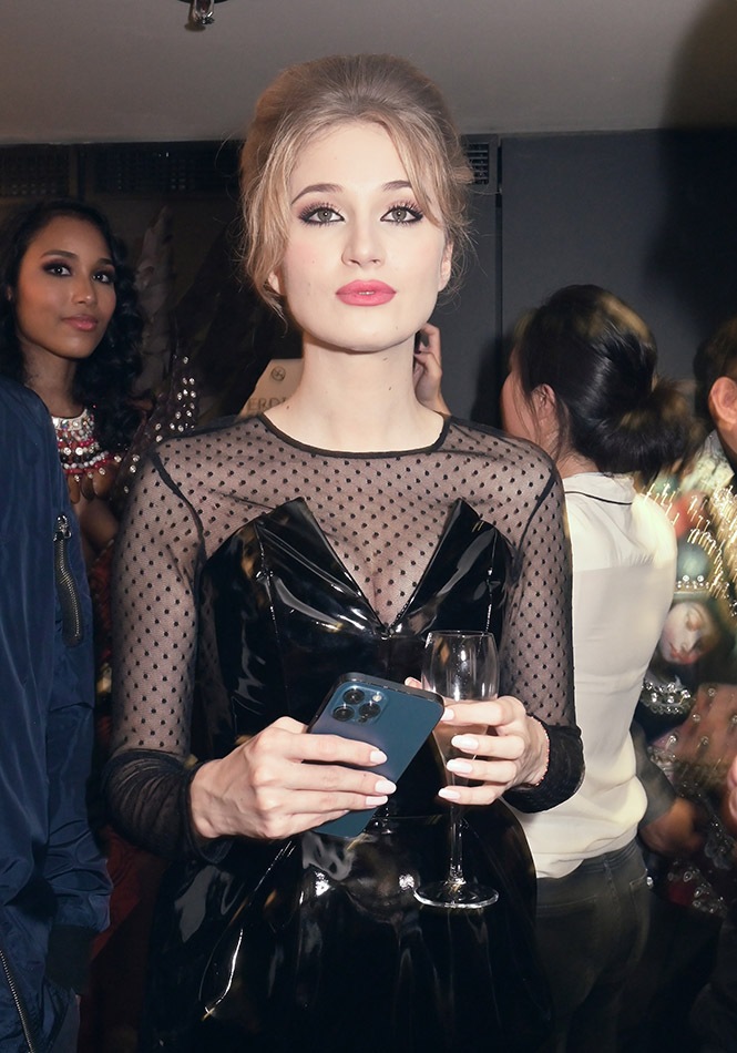 Catherine Davydzenka son phone ses bulles et sa petite robe noire