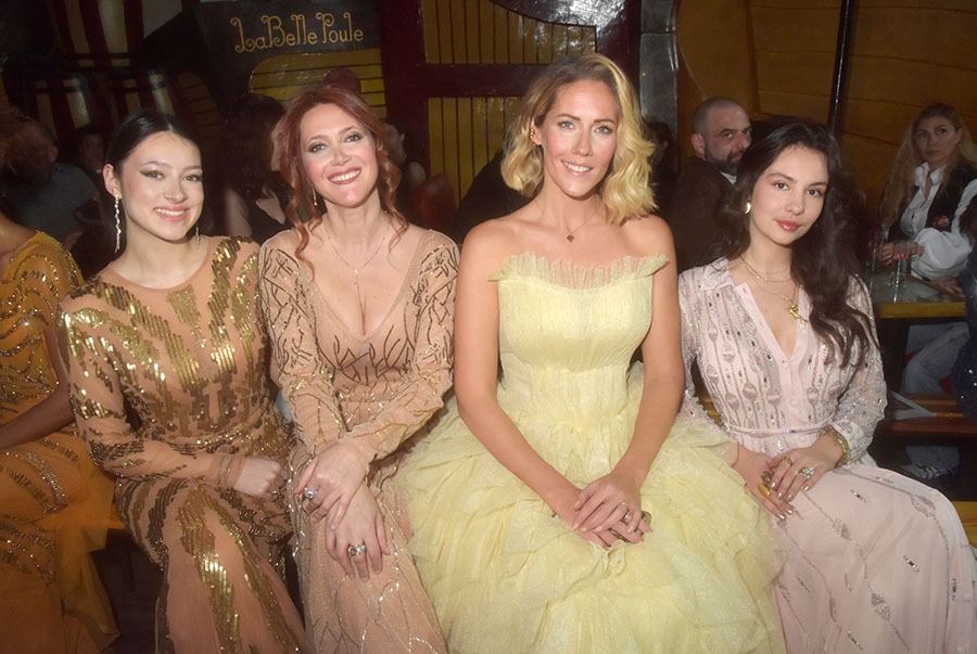 Lili Lou, Sandra Lou, Sandy Heribert and Allegra De Clermont Tonnerre en mode parterre de jeunes Guillarmettes en fleurs