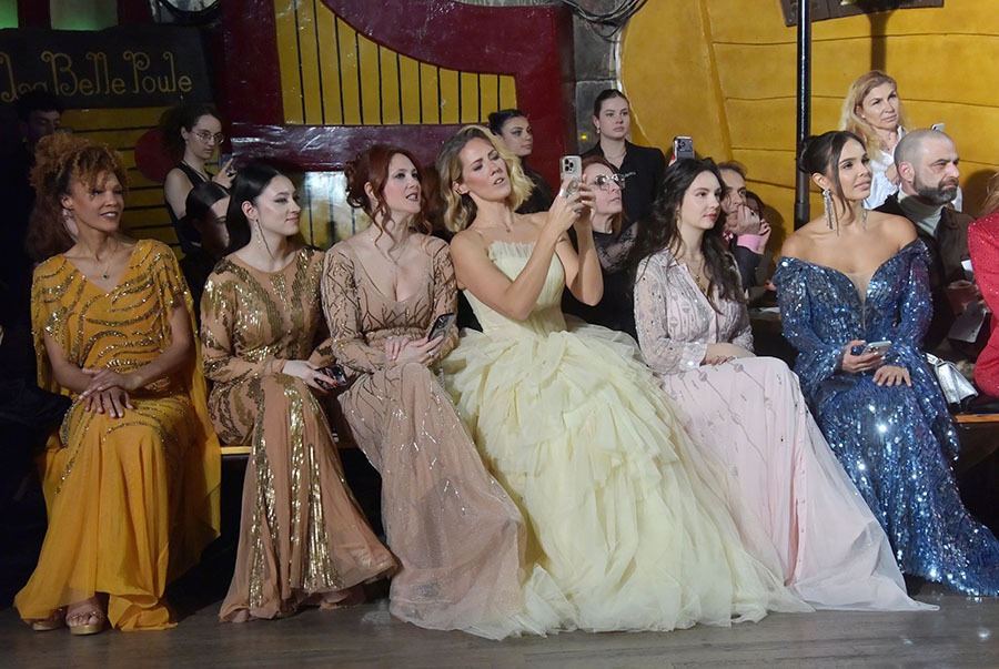 De leur place: manda Scott, Lili Lou, Sandra Lou, Sandy Heribert, Allegra De Clermont Tonnerre etMiss Venezuela Alessandra Guillen ont une splendide vue sur la Guillarmé'snipers alley!!