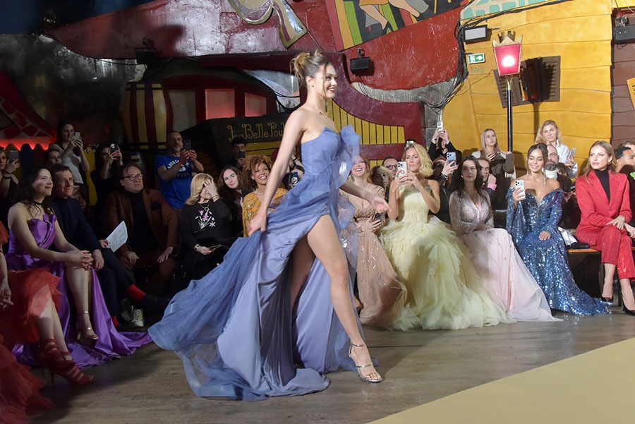 Deborah Adelin Chabal passe à grands pas de Louboutines sur la sniper alley