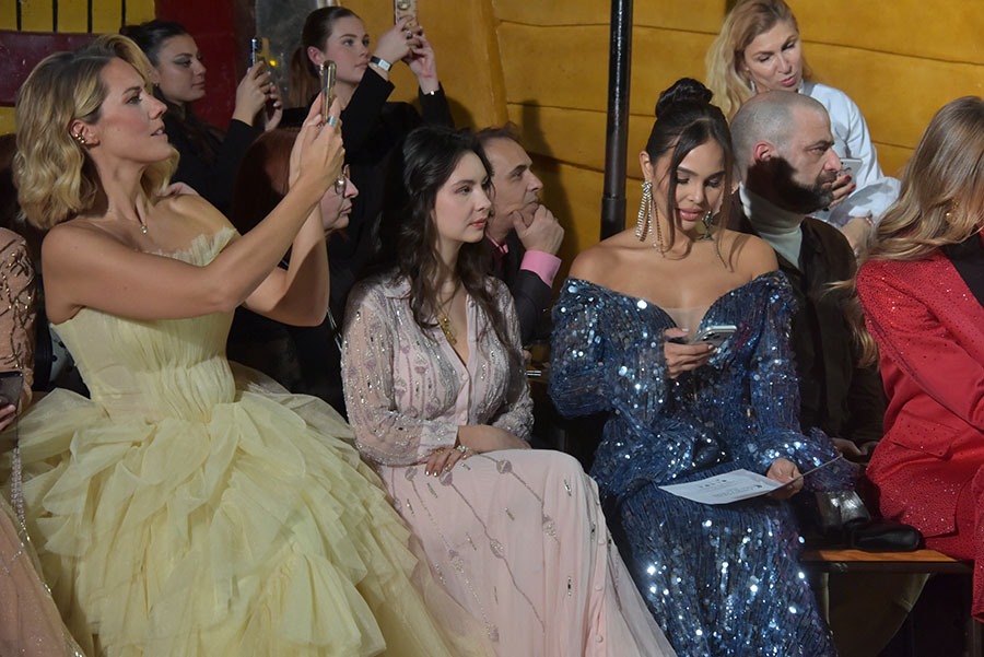 Coincée entre Sandy Heribert and Miss Venezuela Alessandra Guillen qui instagramment à tout va Allegra De Clermont Tonnerre n'a plus de battery dans son portable