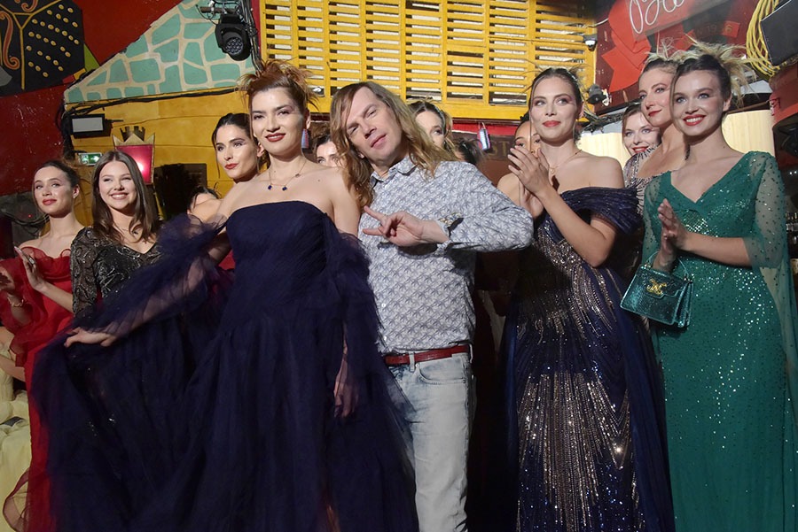 Finale: Flanqué de l'actrice Blanca Blanco (en noir) et de ses guillarmettes Christophe salue son public