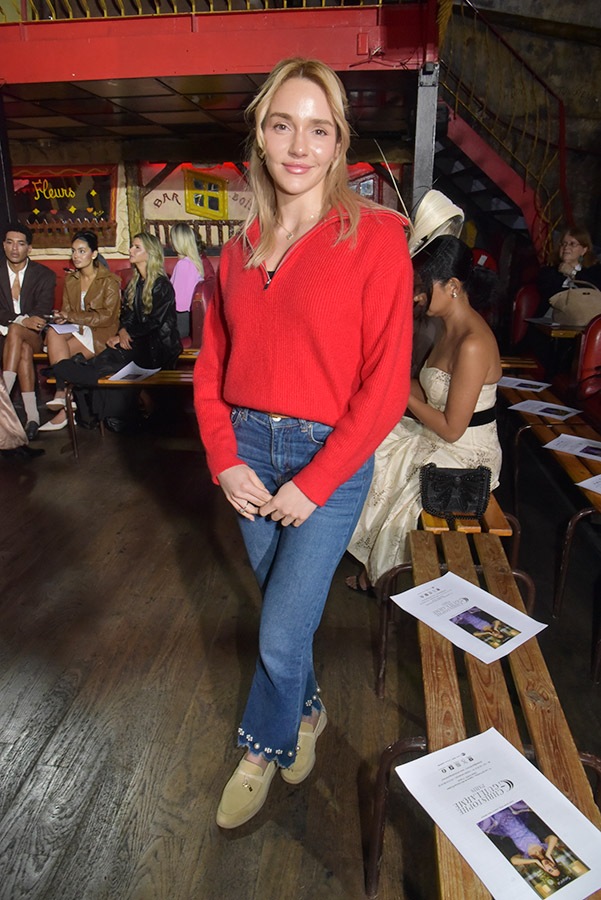 Karolina Fox et le pull rouge tricoté par sa maman