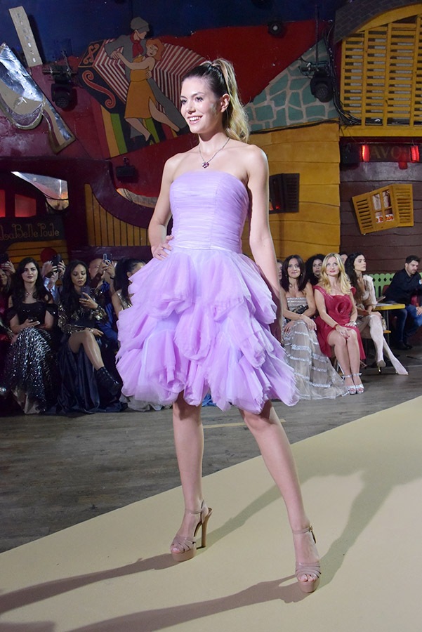 Un modele by Christophe Guillarmé arpente le runway