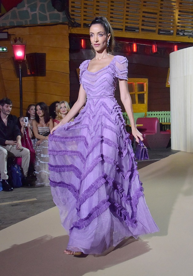 Un modele by Christophe Guillarmé arpente le runway