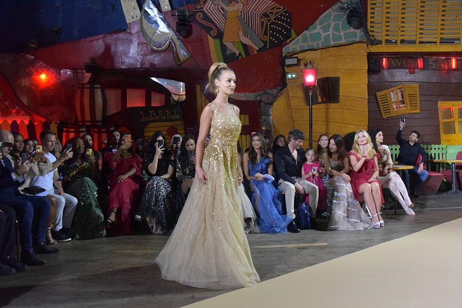 Un modele by Christophe Guillarmé arpente le runway