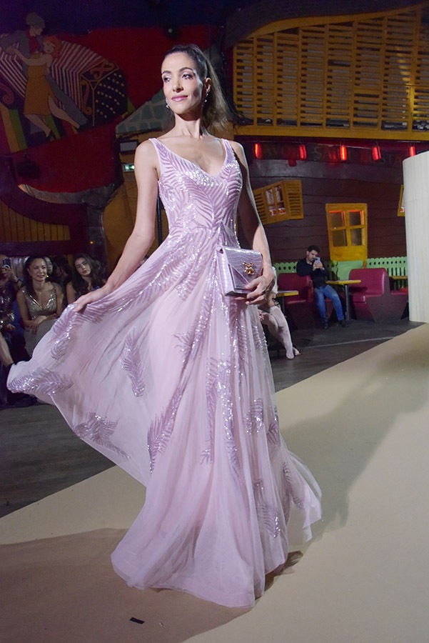 Un modele by Christophe Guillarmé arpente le runway