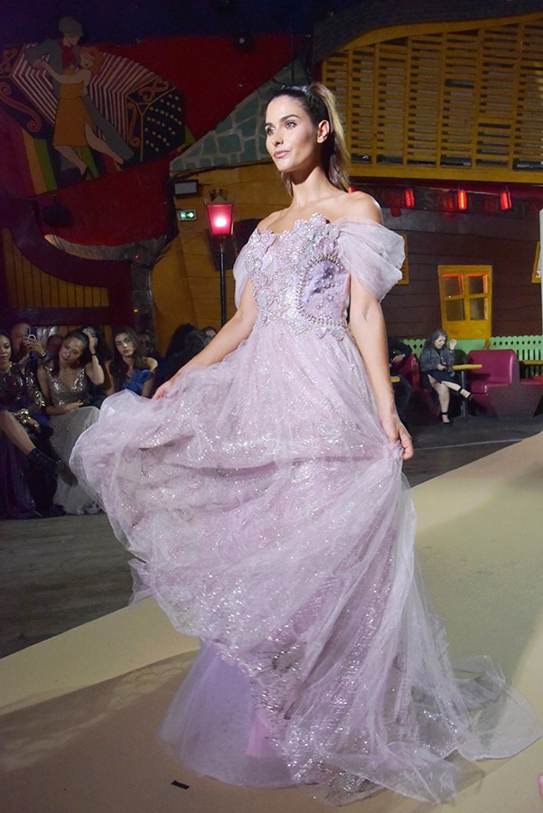 Un modele by Christophe Guillarmé arpente le runway
