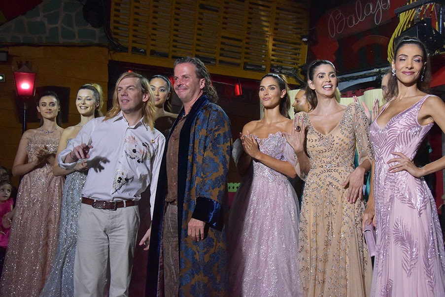 Finale Christophe Guillarmé, le createur de bijoux Gil Neuhaus et ses modèles arpentent le runway