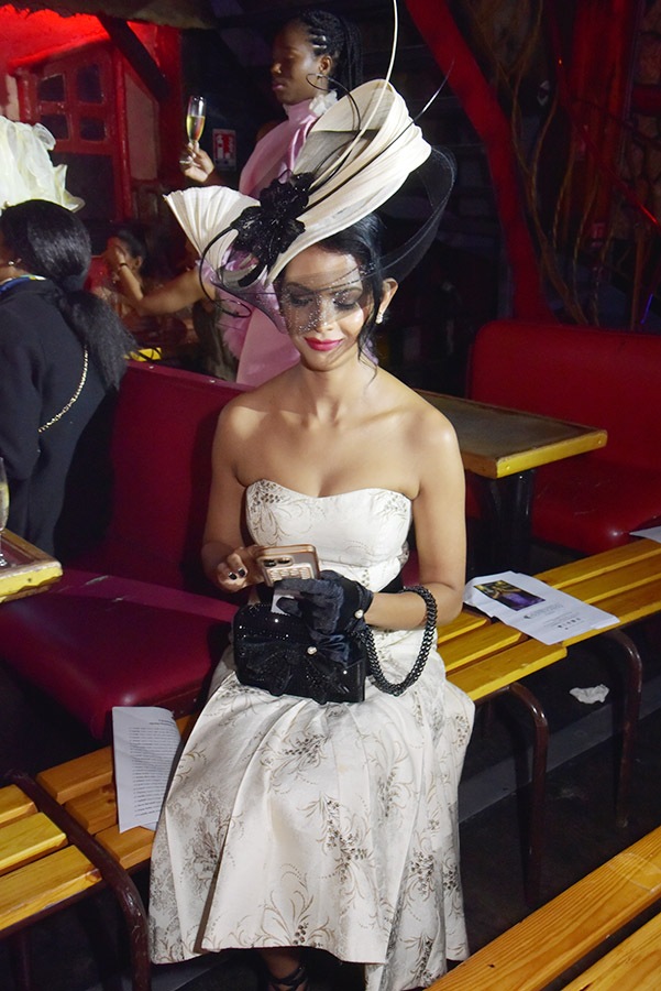 A l'ombre de son chapeau Maksuda Akhter instagramme