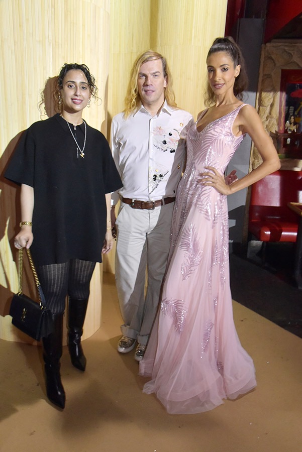 Christophe Guillarmé sandwiche entre Abeer Bint Abdullah, du royaume d'Arabie Saoudite et Claudia Carpentier