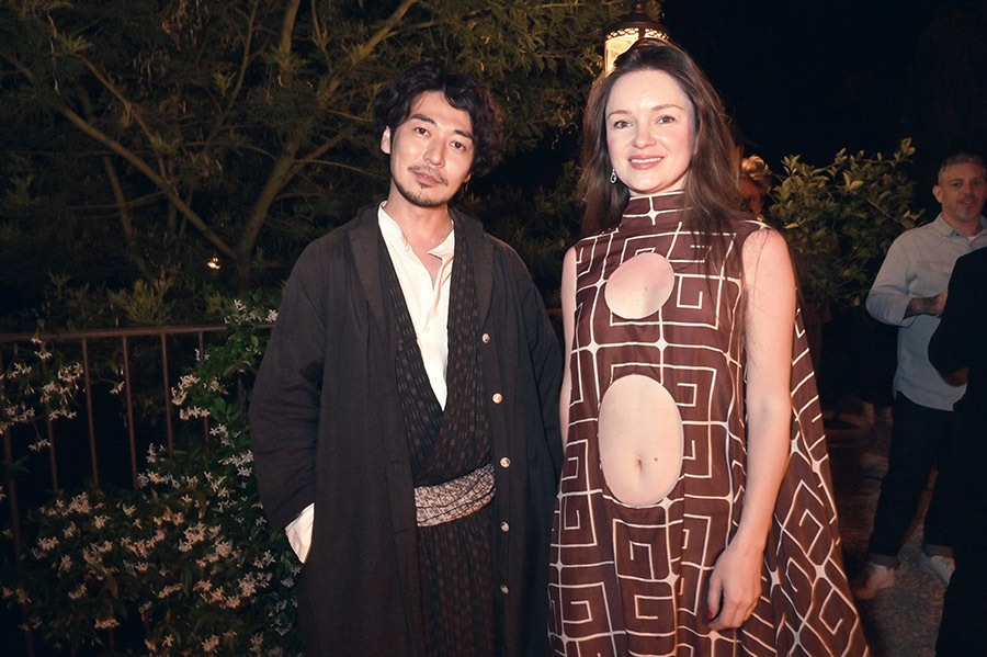 Elena Siberia fait le tour de La villa à l'acteur samourai Emi Ryusei