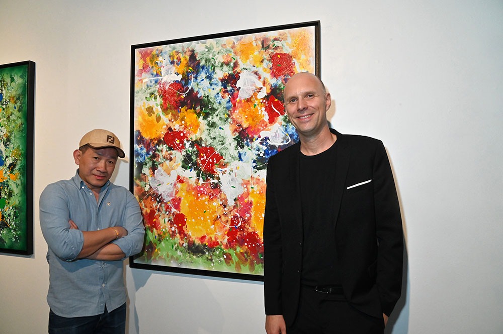 Dan Hoo et Mathieu Gasser des Graffensttaden posent devant une oeuvre collective