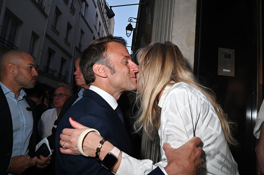 Le President Macron sur le départ fait la bise à sa belle fille Laurence Auzière