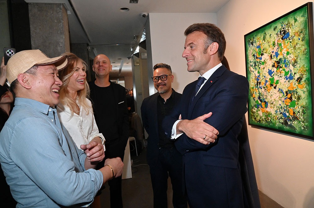 Dan Hoo et les Laurence Graffensttaden brieffent le President sur le sens caché leurs oeuvres