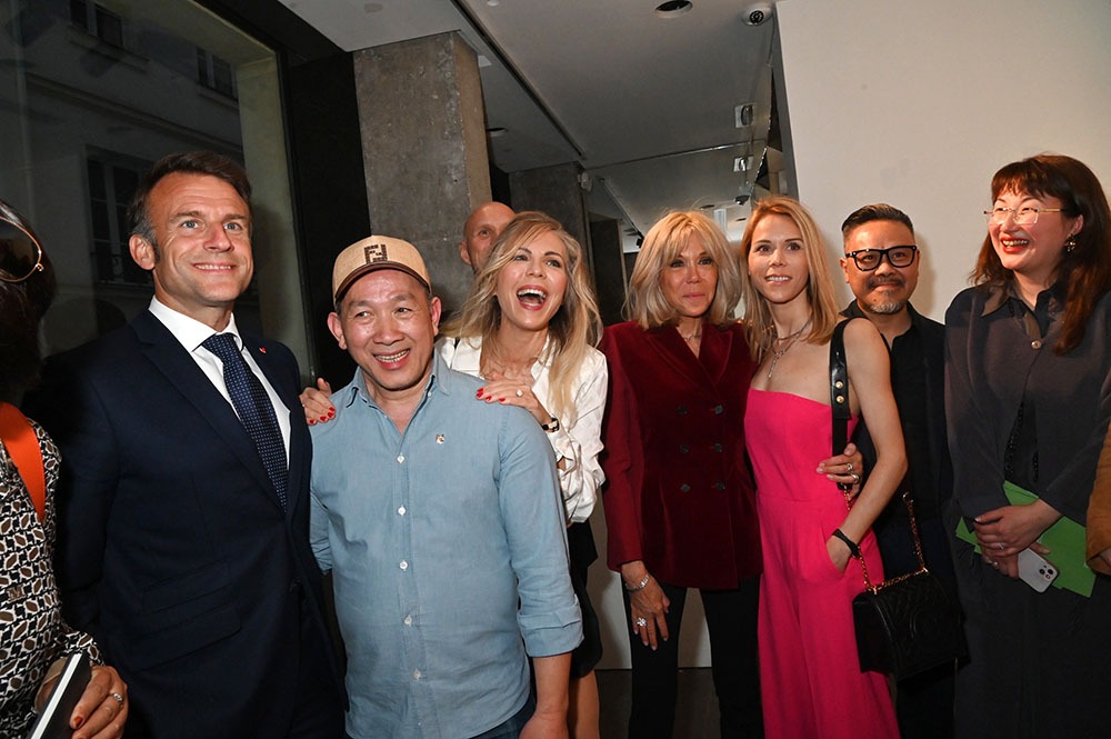 Sourisez! Le PR Macron, Dan Hoo, Laurence Auziere en mode MDR, Brigitte Macron, Tiphaine Auziere et les galeristes A2Z Anthony et Lea Phuong