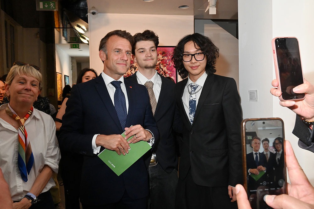"Cheese !" Ils Veulent tous un selfie avec Le PR Emmanuel Macron !!