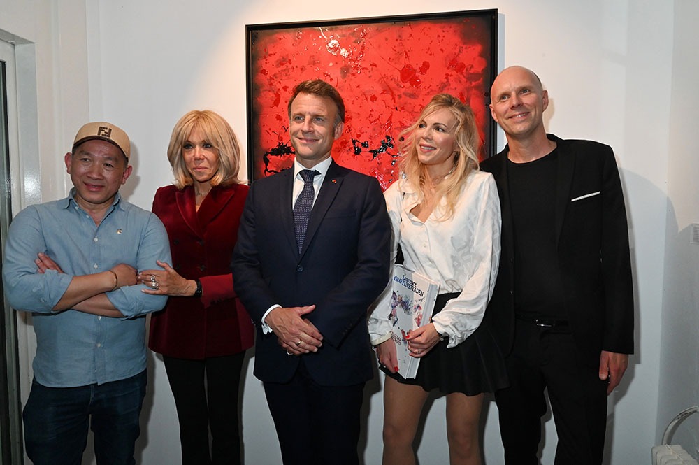 Les Macron posent avec les artistes Dan Hoo et le duo Laurence Graffensttaden (Laurence Auziere Jourdan et !