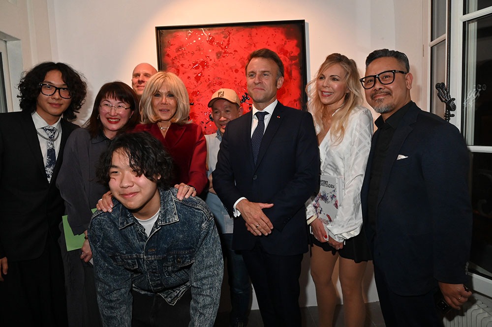 Photo de famille: Les Macron posent cette fois ci avec les artistes Dan Hoo et le duo Laurence Graffensttaden ! Les deux bosses de la A2Z Lea Ziwei Li Phuong et son mari Anthony PhuongGallery et leurs kids