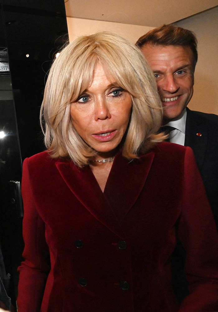Protocole ou plutot Courtoisie La 1st Dame passe d'abord Le PR passe ensuite !