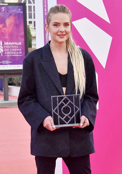 Sofia Kappel récupère le prix de Ninja Thyberg pour « Pleasure «