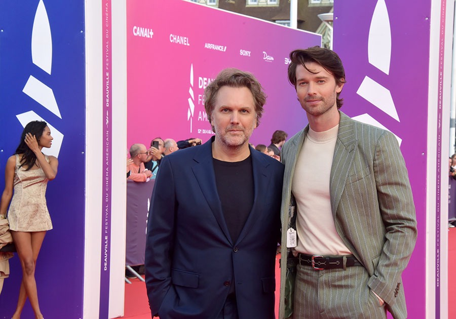 Bunker Première L'ecrivain realisateur de Bunker Florian Zeller et son sympa jeune premier : Patrick Schwarzenegger fils d'Arnold ! SVP