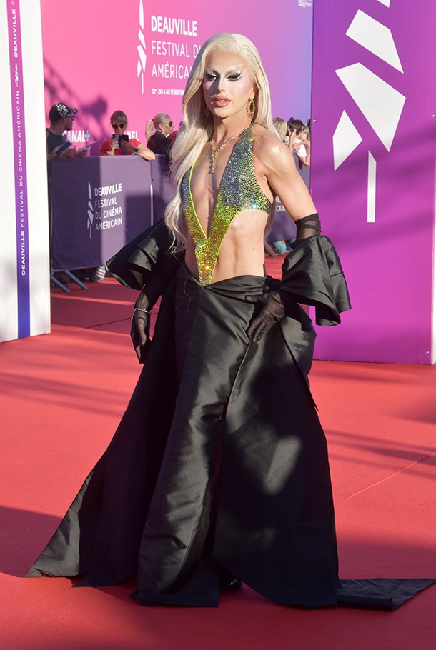 Kam Hugh enflamme le red carpet