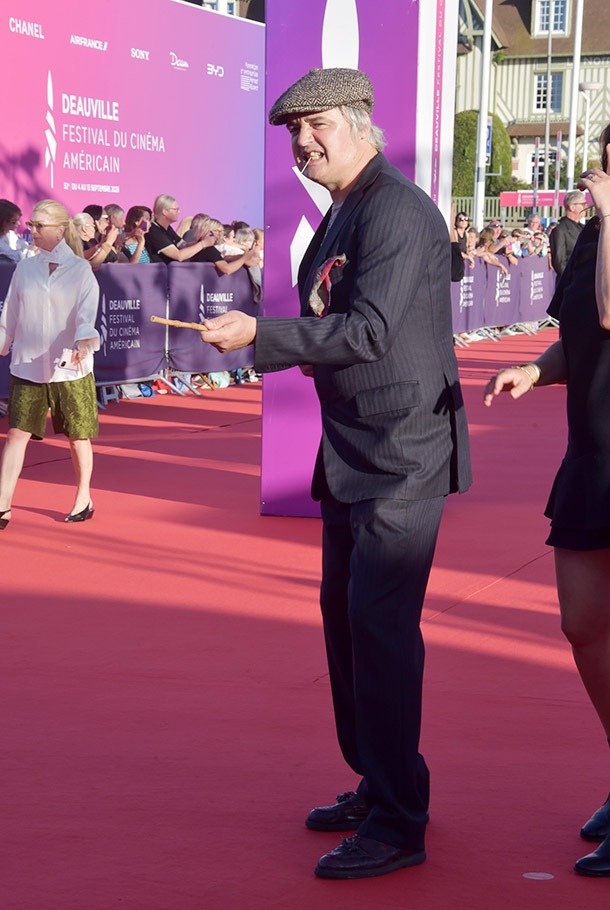 Pete Doherty réplique aux rafales de flashes sur le red carpet