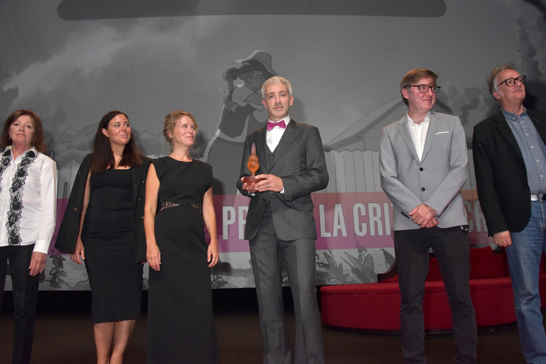Le producteur Ross Murray recoit du jury de la critique un prix pour "Meli Melo" un dessin animé de Leah Nelson (absente)
