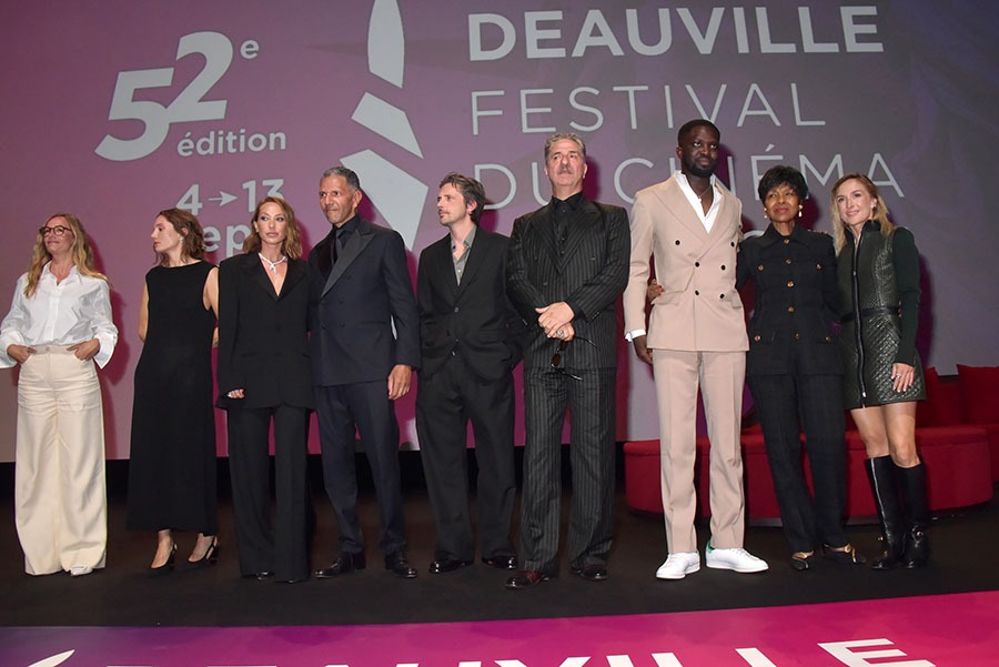 Ils sont tous là pau garde à vous our la finale sur la scene du CID deauville: Cécile de France, Lola Quivoron, Laura Smet, Roschdy Zem, Raphaël Personnaz, Simon Abkarian, Mohamed Mbourg Sarr, Euzhan Palcy and Camille Chamoux