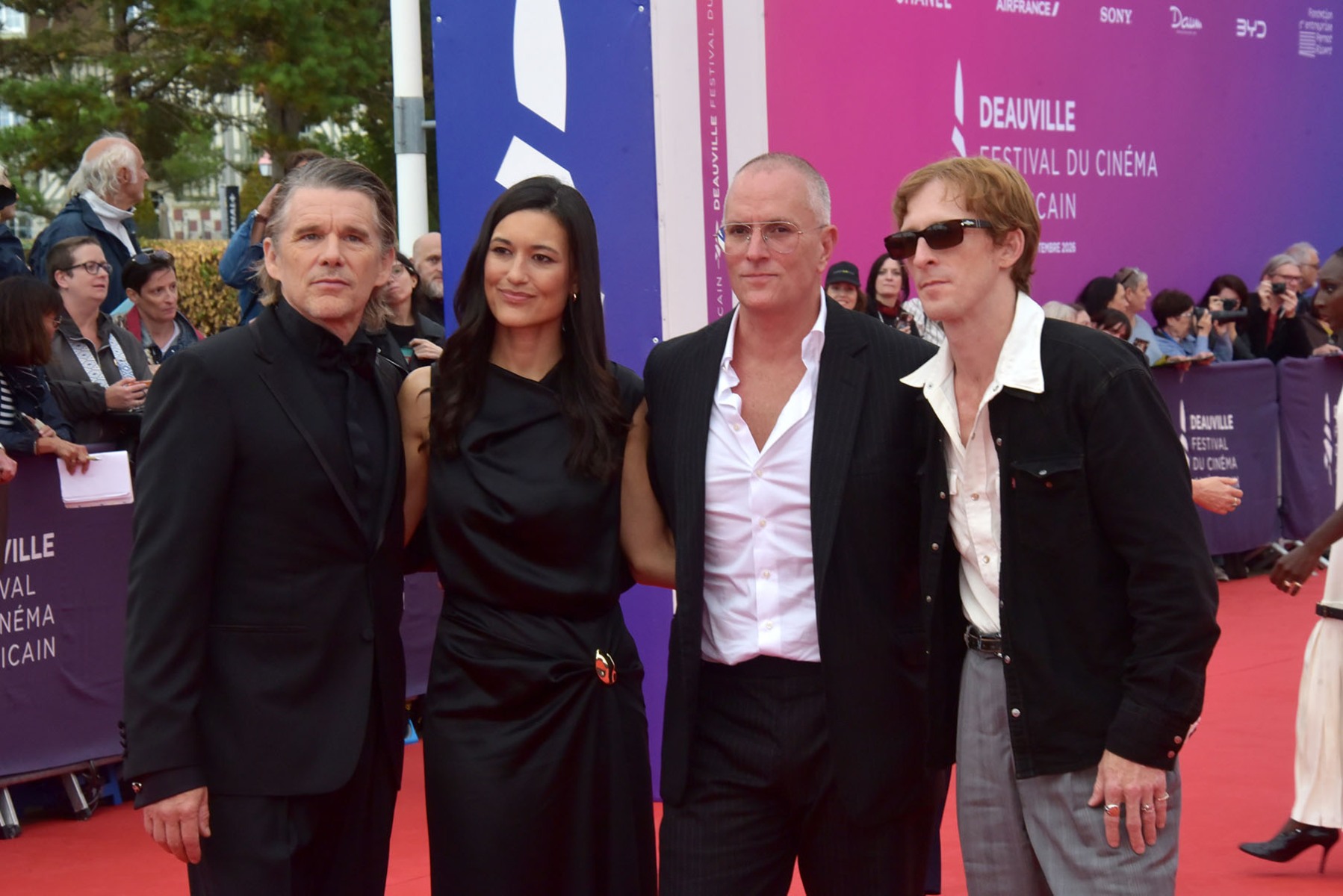 Ethan Hawke et la team du film "Les Contrebandiers"Julia Jones, le réal Padraic McKinley et l'acteur Austin Amelio