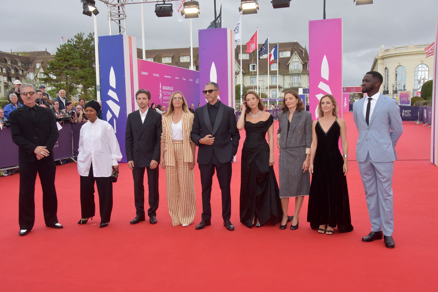 Le jury en ordre de bataille: Simon Abkarian, Euzhan Palcy, Raphaël Personnaz, Cécile de France, Roschdy Zem, Laura Smet, Lola Quivoron, Camille Chamoux and Mohamed Mbourg Sarr