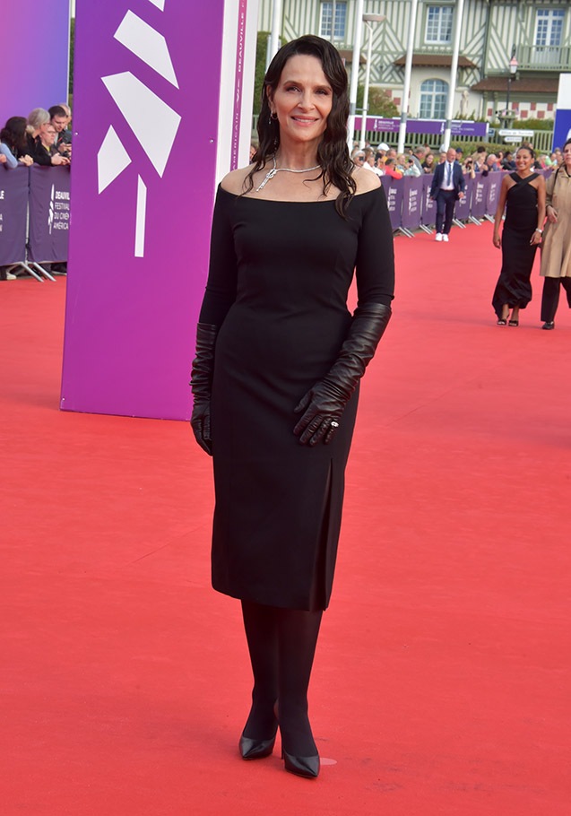 Juliette Binoche exhibe ses Mapa blacks