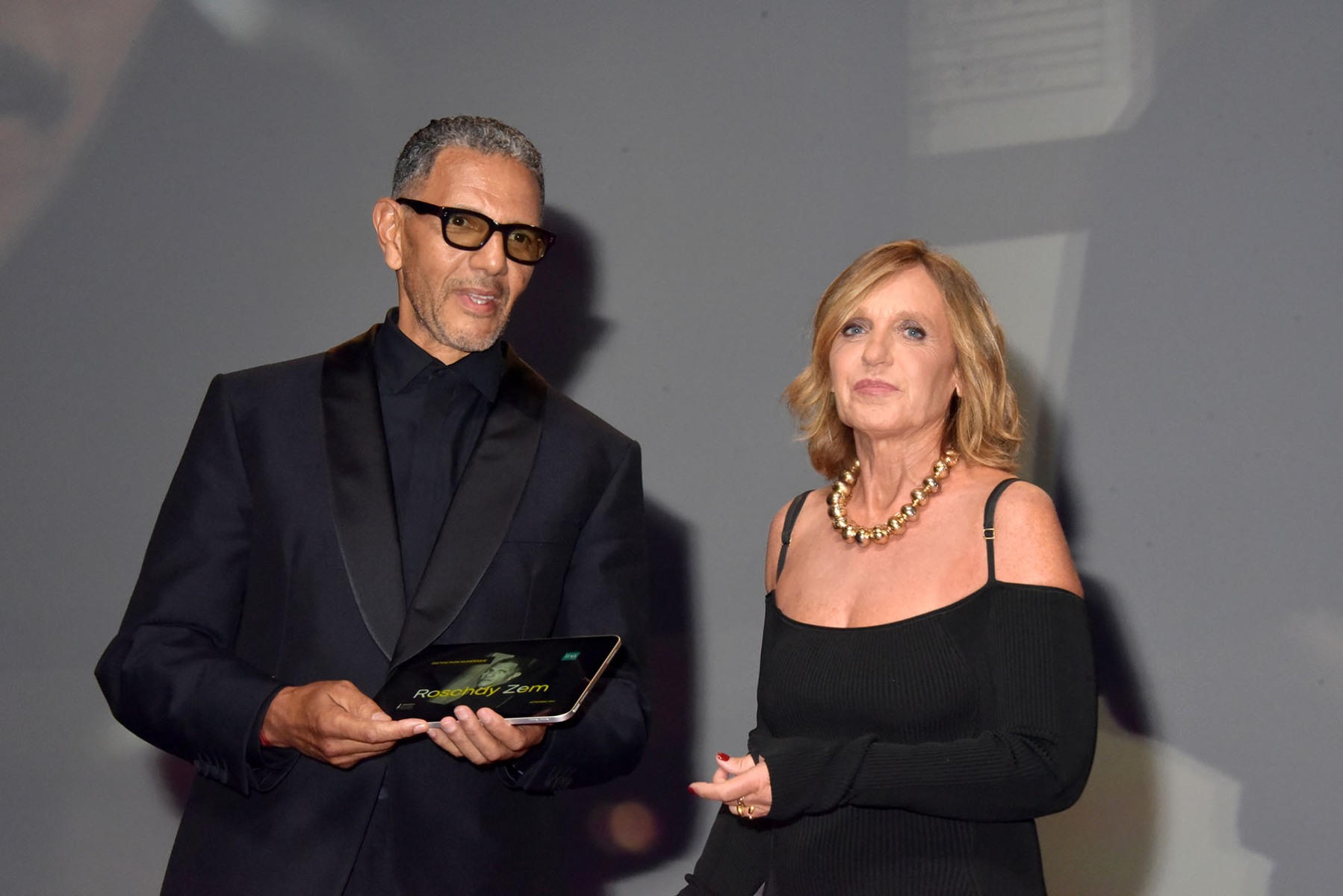Roschdy Zem recoit un trophée Distinction digital des mains de Camille Chamoux