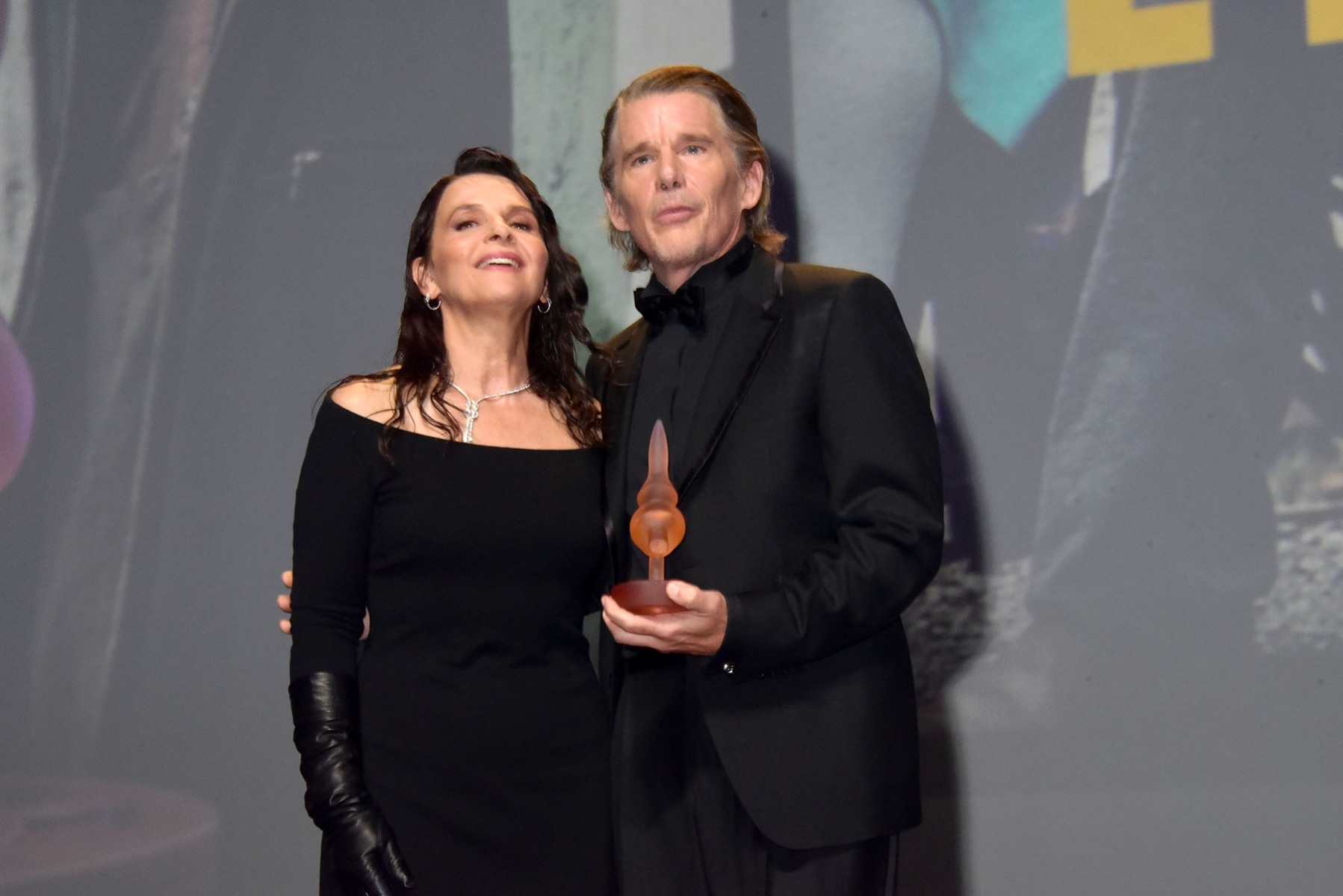 Ethan Hawke recoit un talent award des mains de Juliette Binoche !