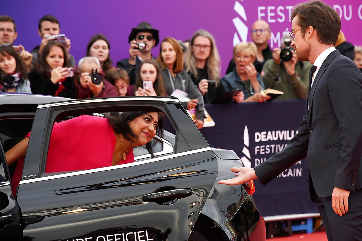 Viveik Kalra arrive en Uber Bop à Deauville sur le Bollywood Boulevard