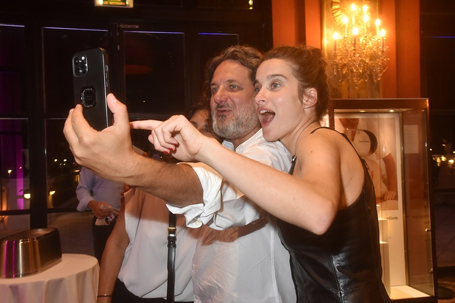 Tout le monde veut un selfie avec Rebecca Marder !!