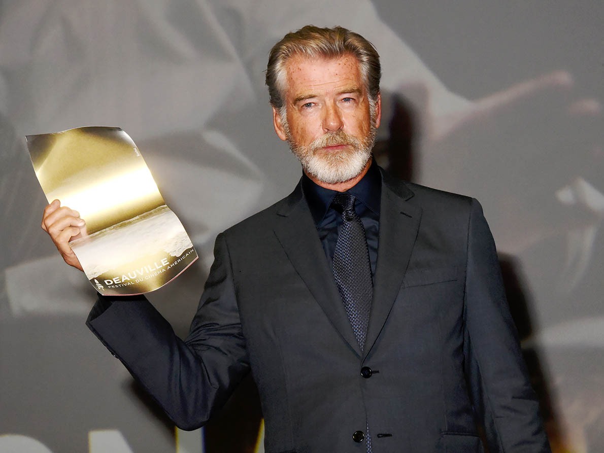 007 Pierce Brosnan exhibe t il Son permis de tuer ? Non juste le Deauville Talent Award 2019 Bah C'est la meme chose !