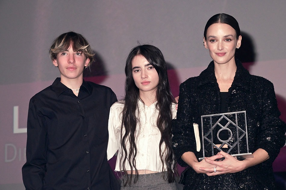 Charlotte Le Bon, primée pour son film "Falcon Lake" la voilà avec ses interprètes Joseph Engel, et Sarah Monpetit