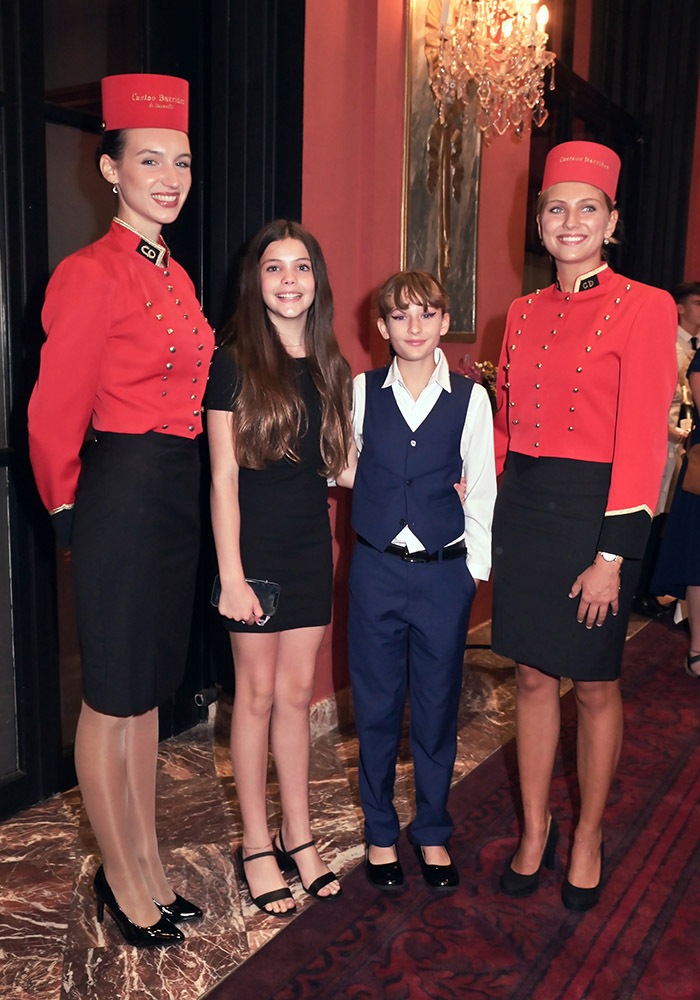 Emajean Bullock et Anastasia Veronica Lee vont pouvoir grimper dans un ascenseuret faire joujou avec les boutons