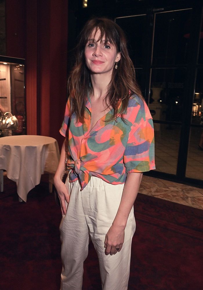 Judith Chemla toujours en mode estivale avec sa chemise hawaienne