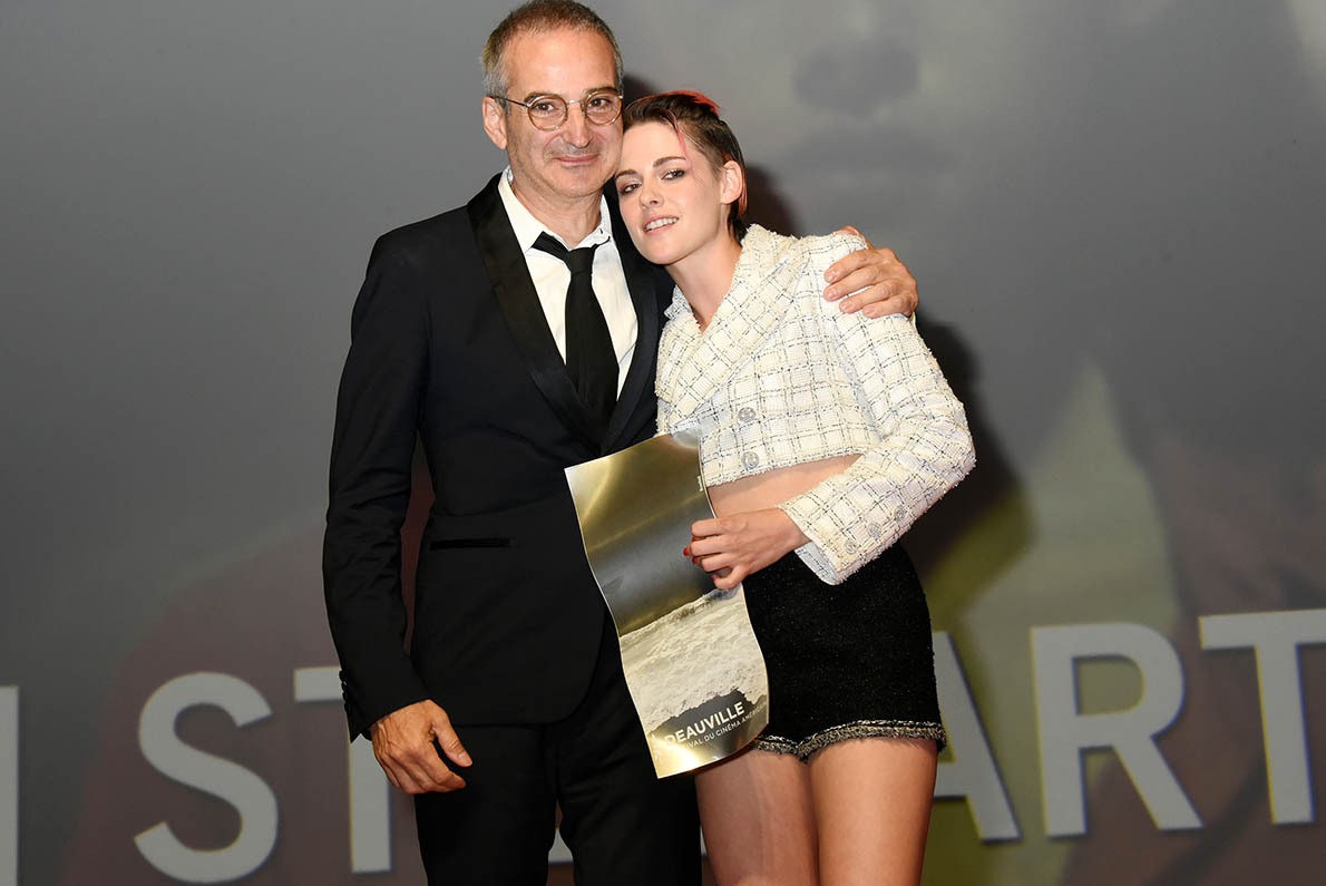 Personal shopper Olivier Assayas remet à Kristen son Deauville Talent Award tant mérité!