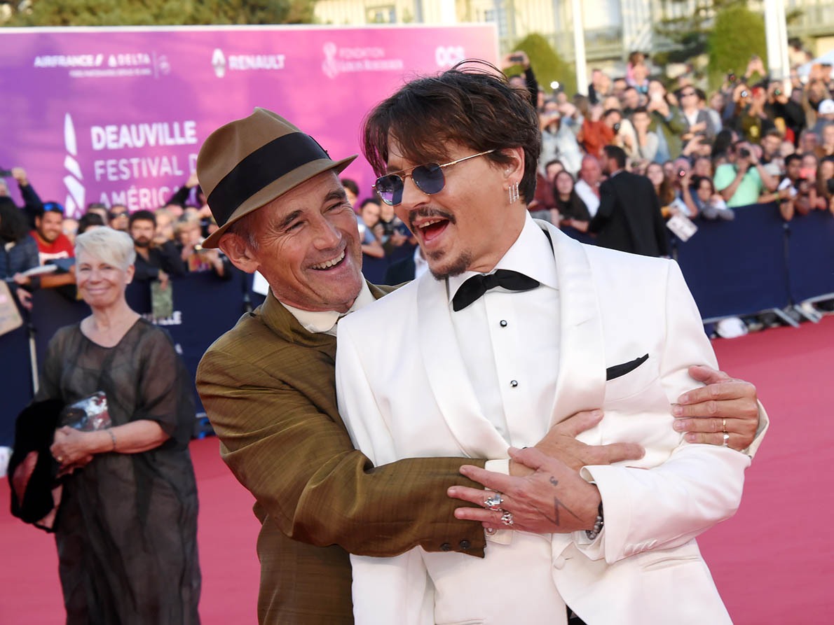 Mark Rylance retrouve son old partner de « Waiting for the Barbarians » Johnny Depp sur le red carpet