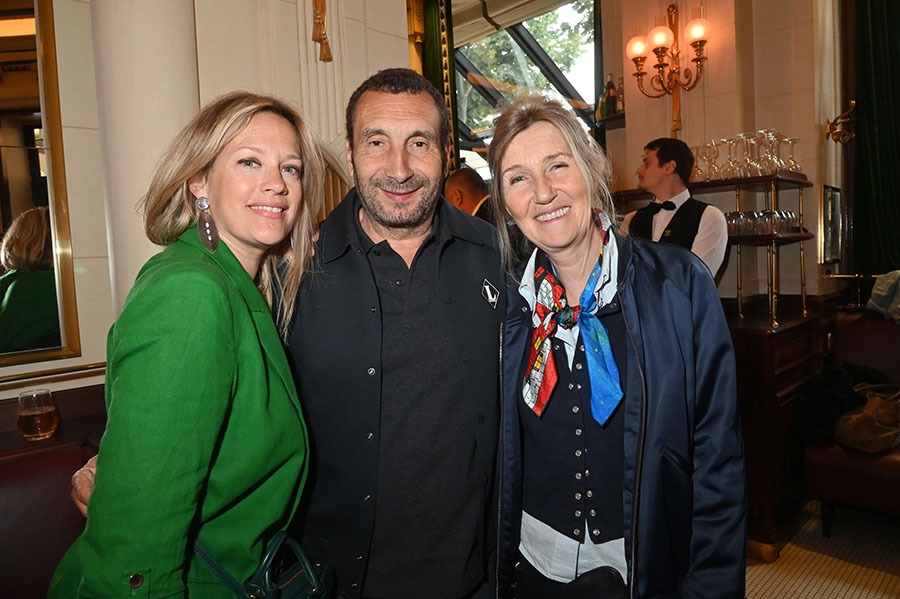 Zinedine Soualem sandwiche fièrement entre sa dulcinée la peintre Caroline Faindt et Sylvie Harel